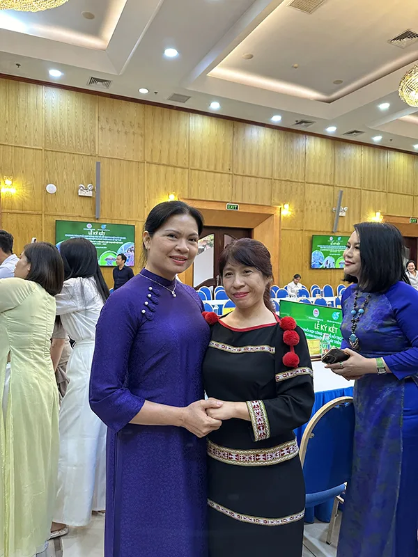 Bà Dương Thị Thắng GĐ. VITABA chụp ảnh lưu niệm cùng bà Hà Thị Nga - Chủ tịch Hội Liên hiệp Phụ nữ Việt Nam