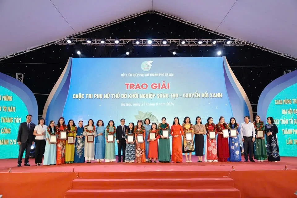 Các đại biểu chụp ảnh lưu niệm với các đơn vị đoạt giải